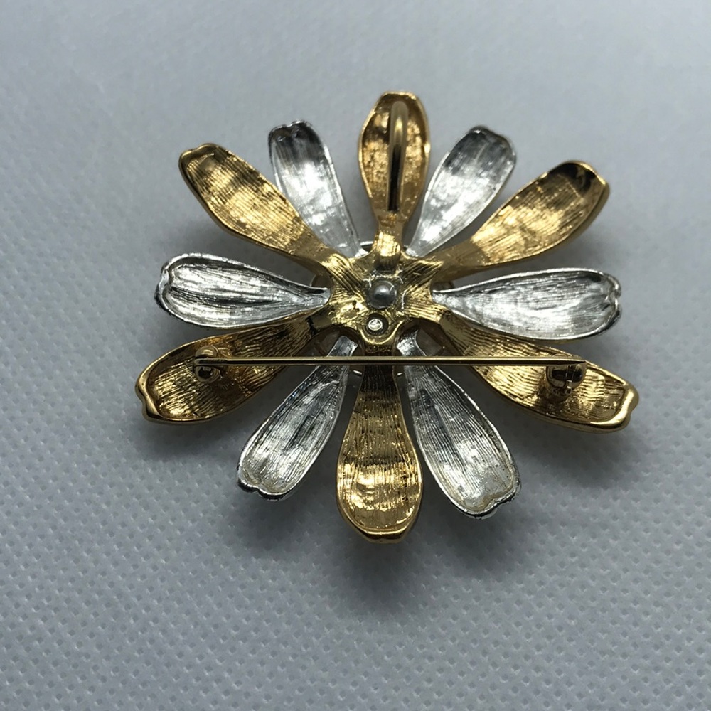 Gorgeous vintage daisy pin - Picture 4 of 4